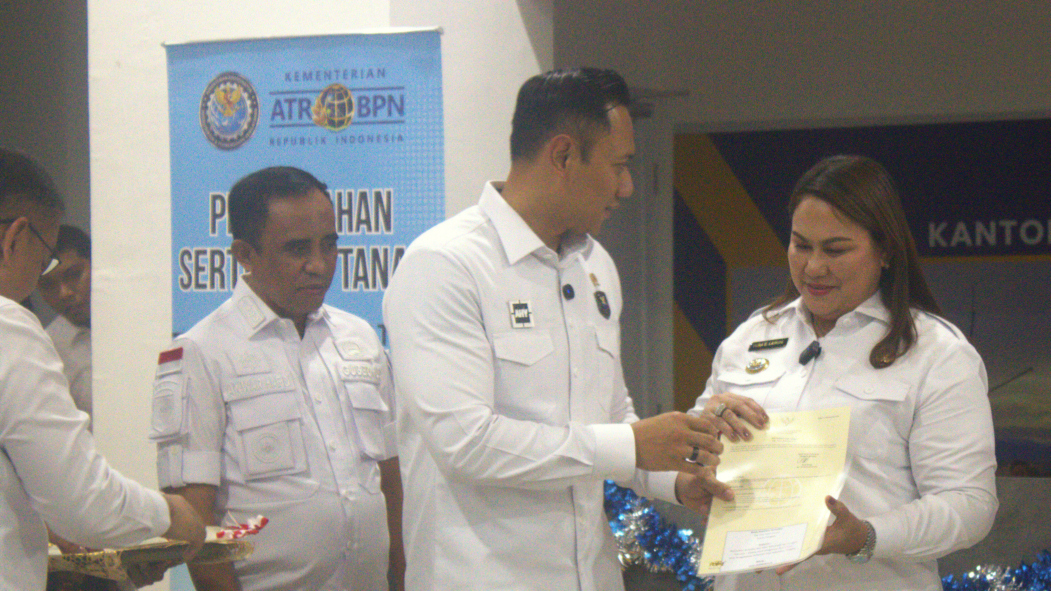 (09/07/2025) Menko Infrastruktur Serahkan 160 Sertifikat Tanah di Donggala